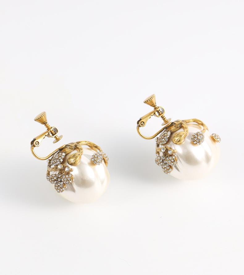 Vintage Baroque Pearl Clip-On Earrings, Gold Floral Statement Earrings, Luxury Bridal Earrings, Elegant Retro Jewelry, Gift for Her