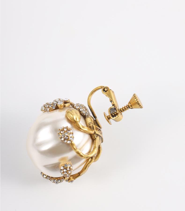 Vintage Baroque Pearl Clip-On Earrings, Gold Floral Statement Earrings, Luxury Bridal Earrings, Elegant Retro Jewelry, Gift for Her