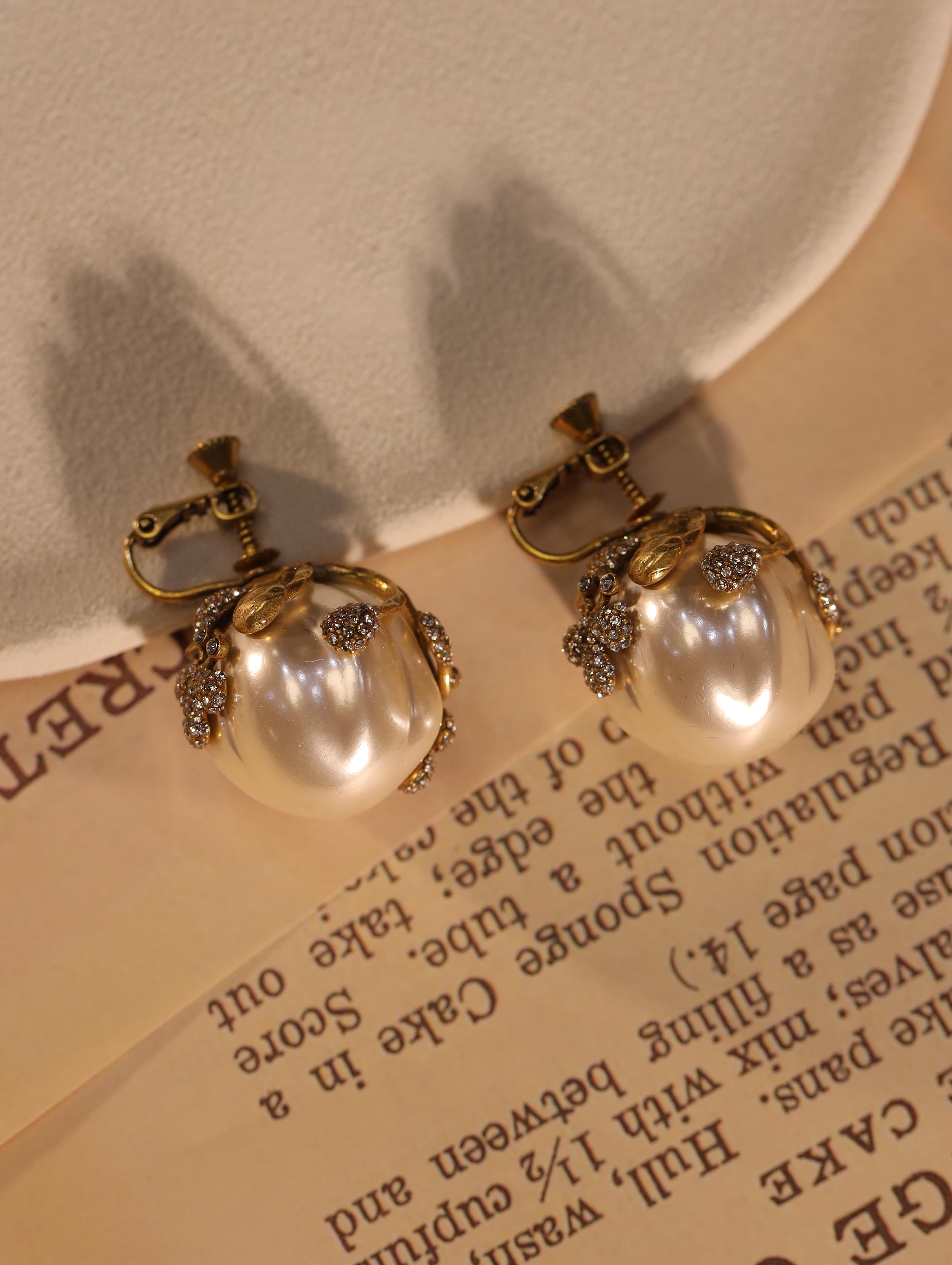 Vintage Baroque Pearl Clip-On Earrings, Gold Floral Statement Earrings, Luxury Bridal Earrings, Elegant Retro Jewelry, Gift for Her