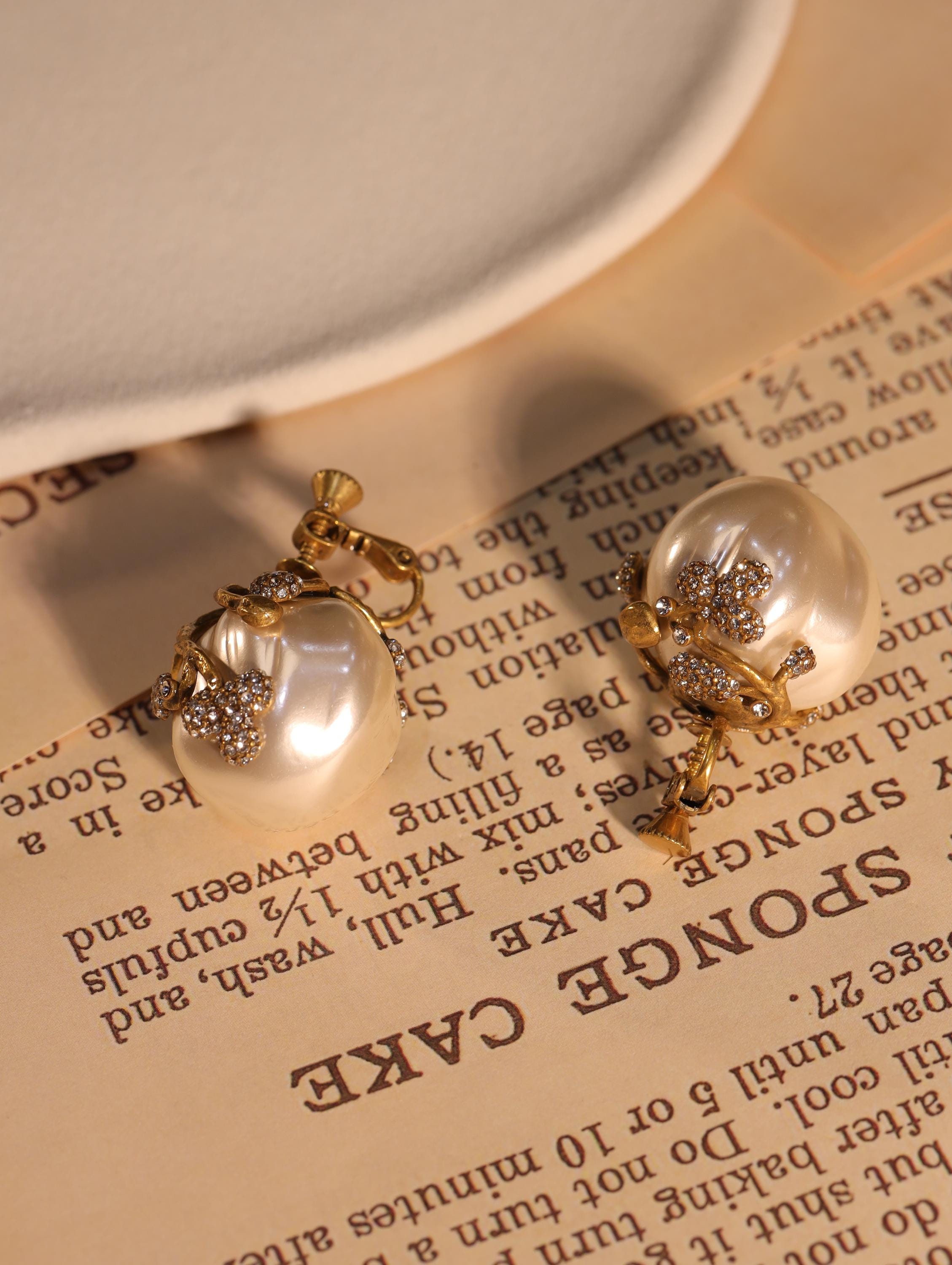 Vintage Baroque Pearl Clip-On Earrings, Gold Floral Statement Earrings, Luxury Bridal Earrings, Elegant Retro Jewelry, Gift for Her