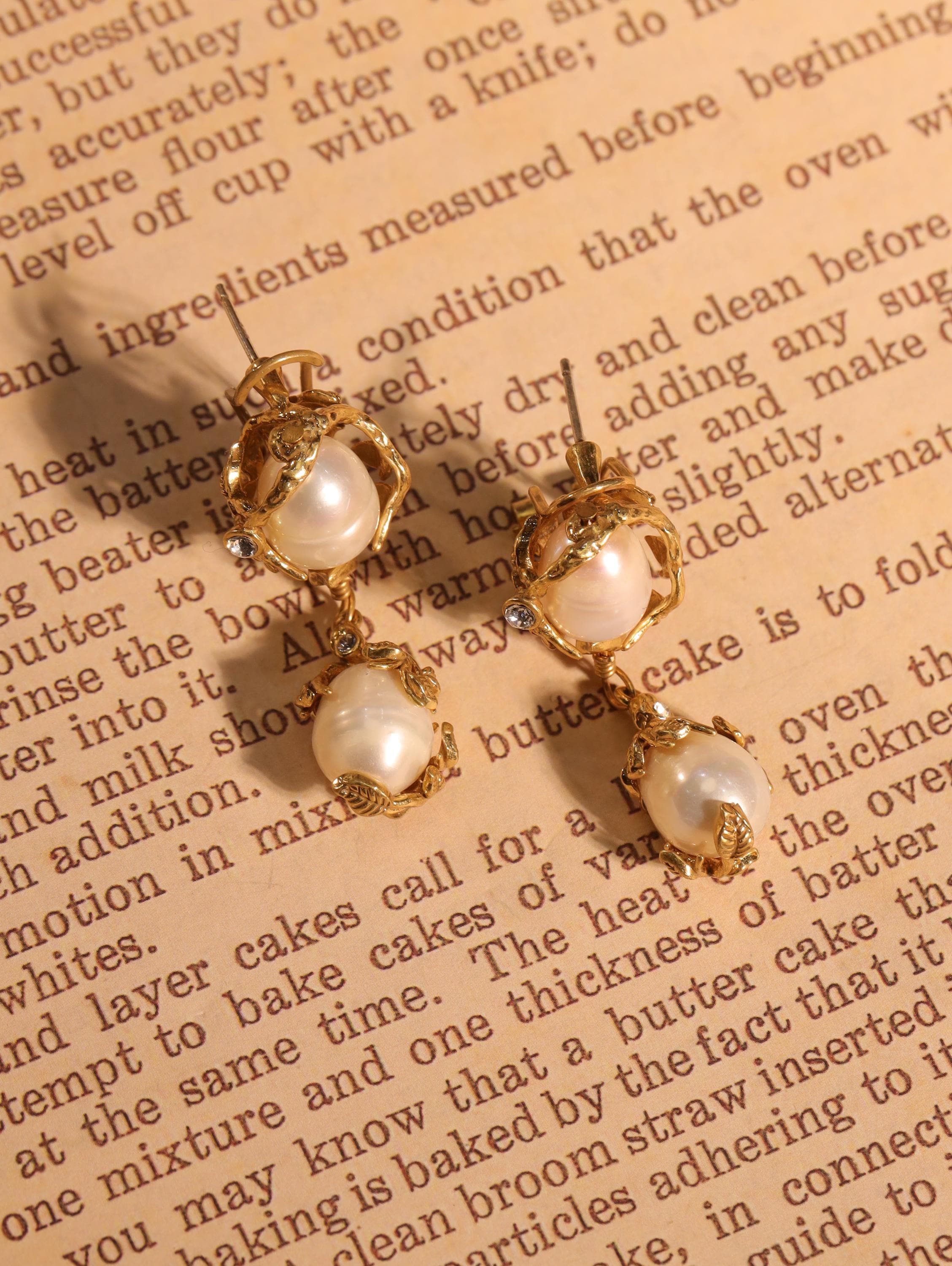 Vintage Baroque Pearl Necklace with Gold Filigree Setting | Elegant Retro Statement Jewelry